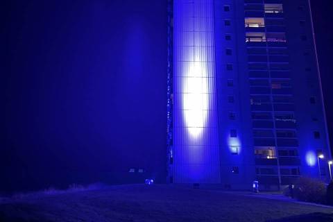 lichterwochen_hochhaus_blaues_licht_kurpark.jpg