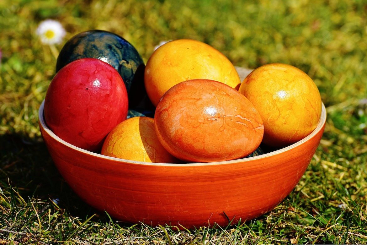 Schale mit gefärbten Eiern