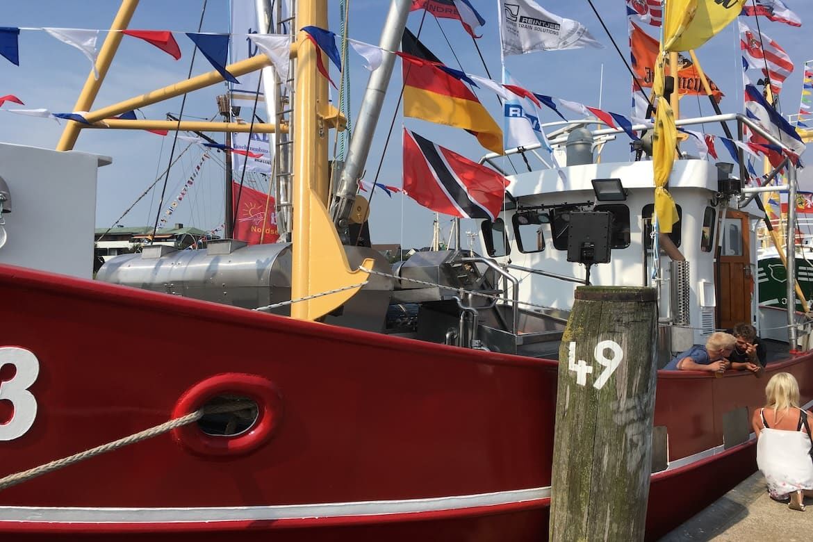 mit Flaggen geschmückter Kutter im Büsumer Hafen
