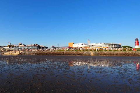 Hauptstrand in Büsum mit Watt Tribüne