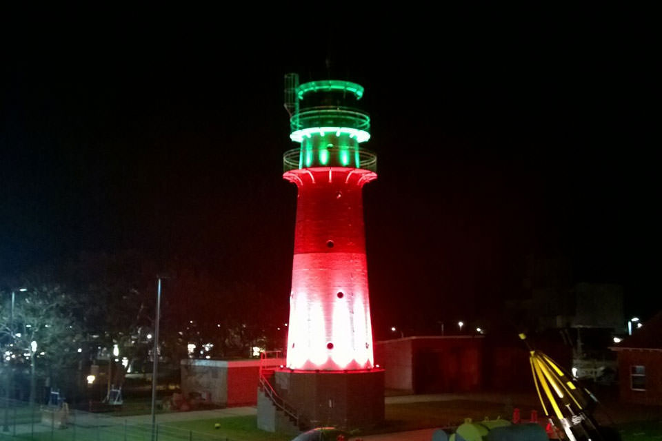 Leuchtturm von der Deichpromenade gesehen